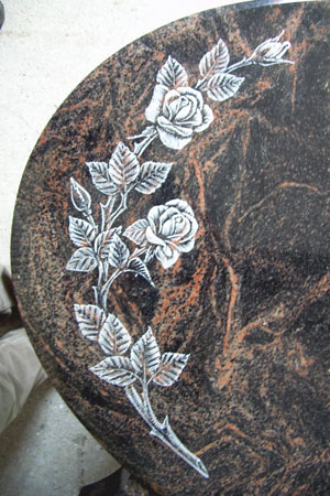 rosenornament auf stein